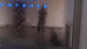 Водопад в офисе компании с логотипом. Водопад по стеклу. Новосибирск. Аквасервис.