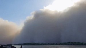 Пыльная буря и ураган накрыли Астрахань///
