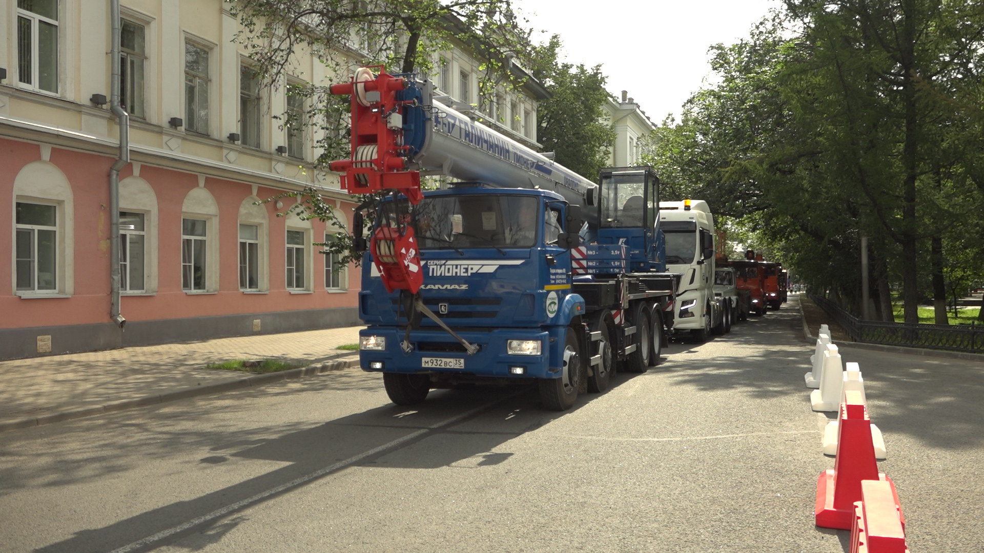 Торжественная колонна прошла по улицам Вологды в честь Дня строителя