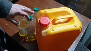 Не выбрасывайте старое растительное масло, он оможет пригодиться, хотябы как жидкость для розжига