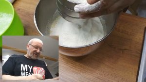 Торт "Айсберг". Рассыпчатое песочное печенье, орехи, изюм и сметанный крем с кислинкой.