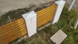 современный деревянный забор на кирпичных столбах