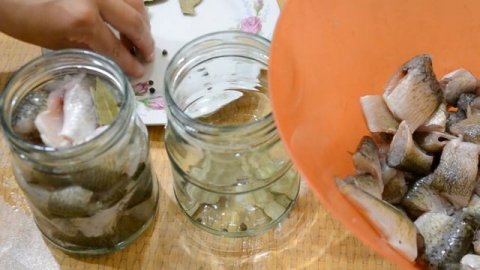 Консервы из рыбы в масле. Очень вкусно!