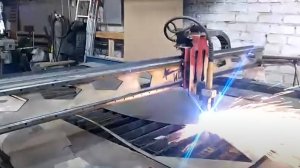 Плазменная резка металла на станке Искра с ЧПУ, источник Hypertherm Powermax 1650 в компании ПЗМИ