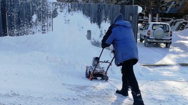 Уборка снега электрическим снегоочистителем Carver.