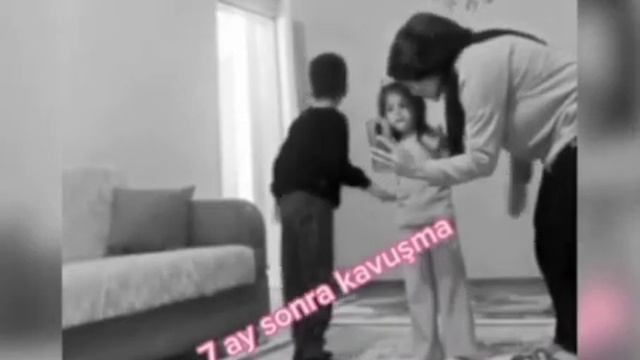 После 7 месяцев разлуки отец вернулся домой, сделал сюрприз своим детям! .Доля военного такова.... смотреть онлайн