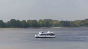 Wedel, Germany: Elbe, Elbufer, Boote, Strand (Elbe riverside, boats, beach) - 4K UHD Video