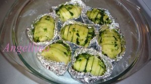 Картофель, запеченный в фольге с чесночным соусом