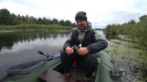 СХВАТИЛА ПРИМАНКУ И ЗАГНУЛА СПИННИНГ В БУБЛИК. Рыбалка на спиннинг осенью в заросшей речке
