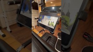 Тренажёр для обучения технике катания на горных лыжах.