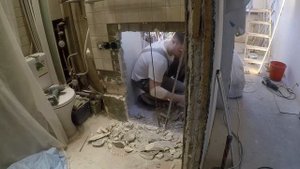 Как установить полноразмерную стиральную машину в маленьком санузле.