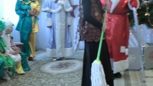 Сюрпризный момент с избушкой на курьих ножках на новогоднем утреннике 2013 в средней группе .