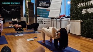 Техника выполнения раскатки на колесе для йоги YOGA WHEEL