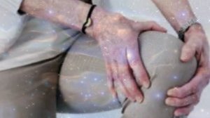 Удариться коленом. Народные приметы.