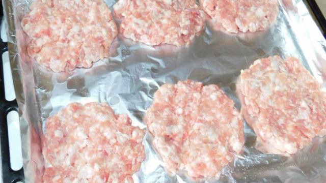 Мясные  лепешки запеченные под сыром