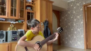 Играю песню Звезда по имени Солце от группы Кино 1 куплет