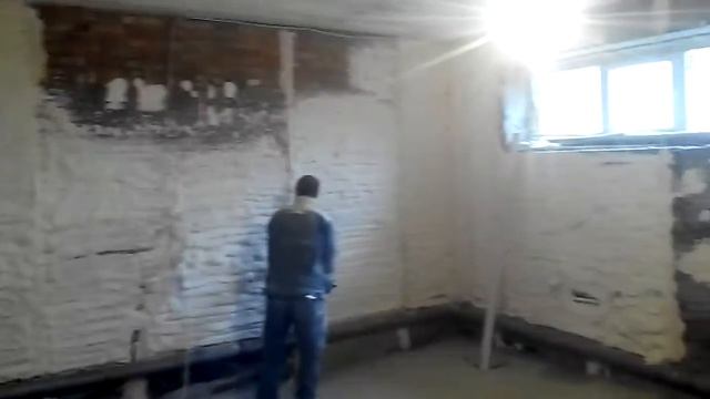 Нанесение раствора при механизированной штукатурке стен
