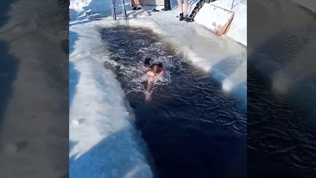 Сестра закаляется в проруби.
