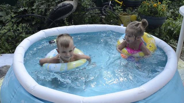 Глеб и Лина купаются и играют в бассейне! Вот это Игра! смотреть онлайн