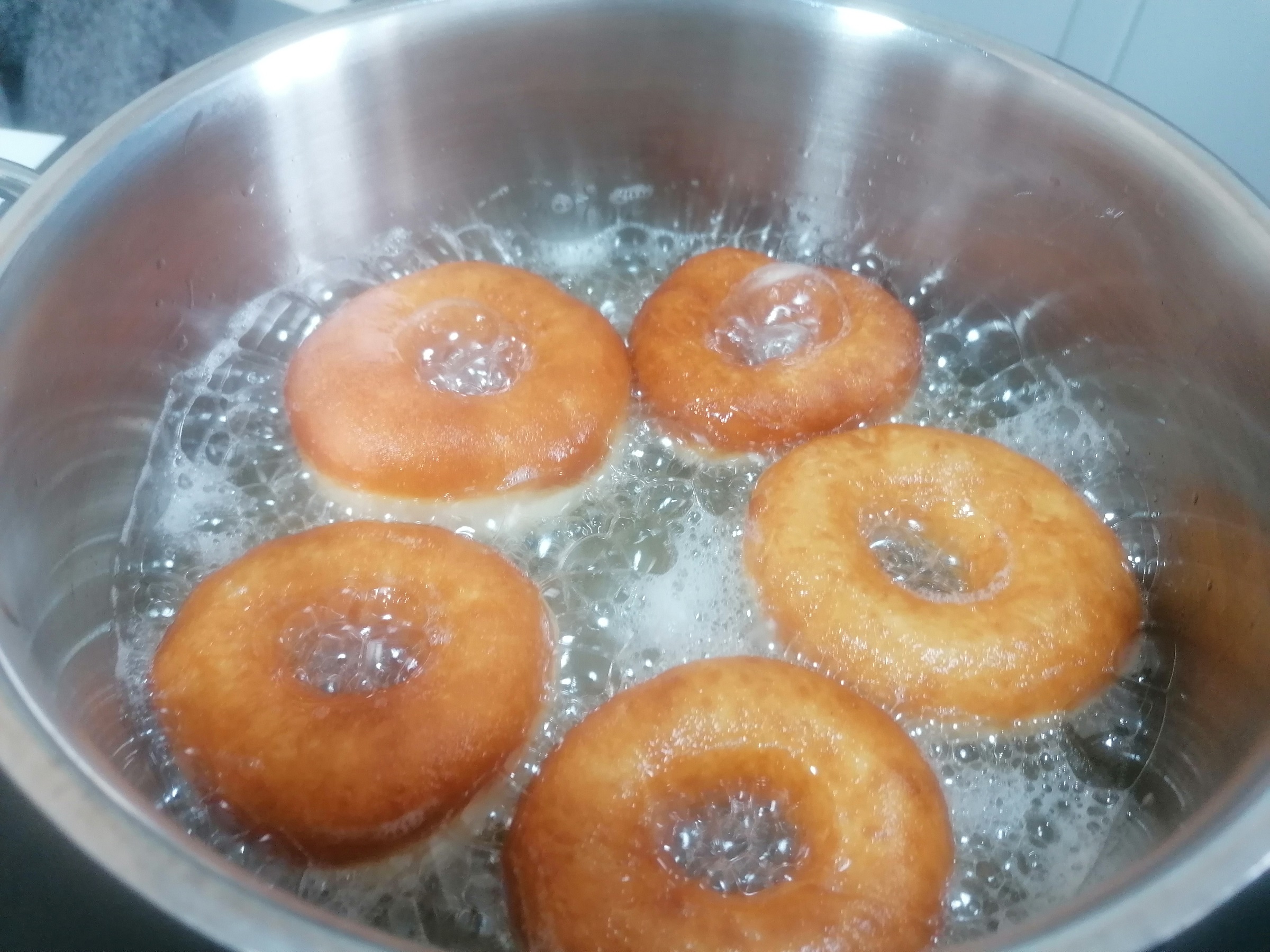 Рецепт пончиков на воде. Ванильный пончик. Приготовление пончиков. Пончики из жидкого теста. Пончики с повидлом жареные.