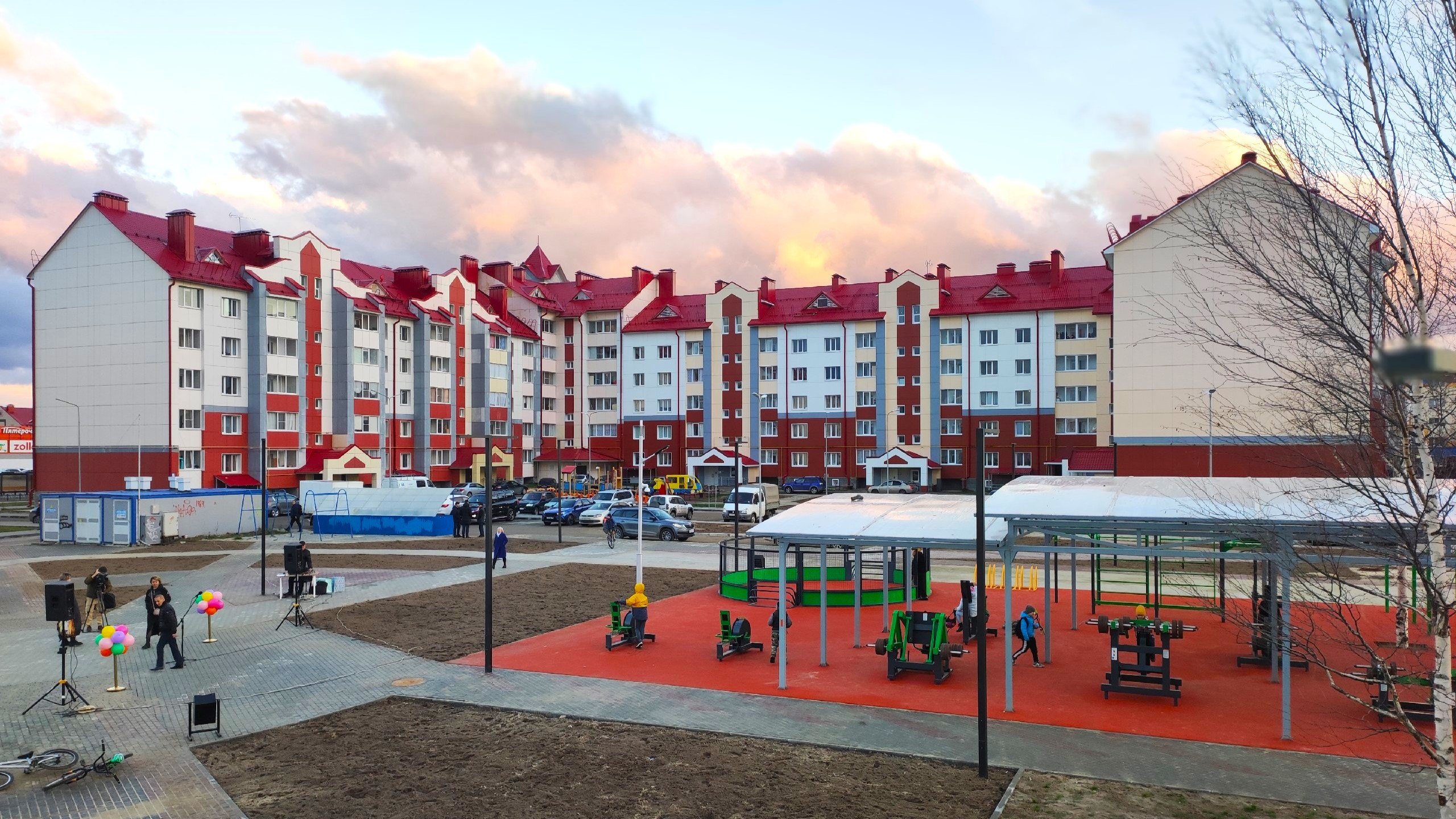 В Белоярском открыли новую многофункциональную дворовую площадку