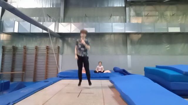 мое заднее сальто на батуте смотреть онлайн