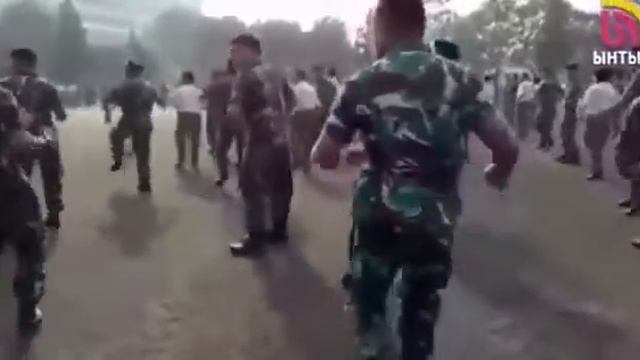 Солдаты танцуют под музон