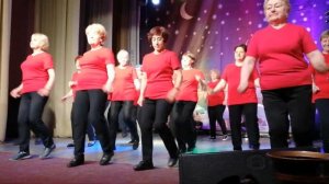 Пенсионеры "Чудесного настроения" танцуют зажигательный линейный танец