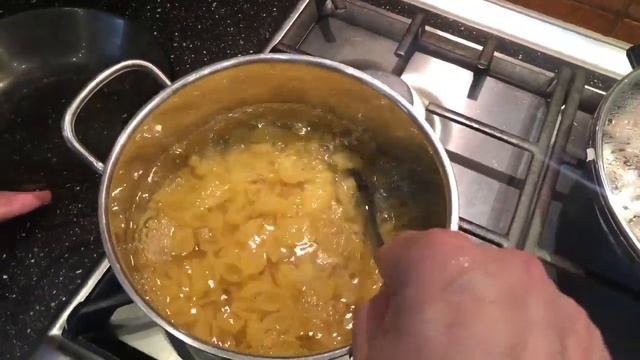 Макароны с куриными сердцами в сметанно-луковом соусе эпизод №573 смотреть онлайн