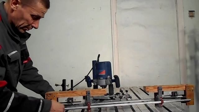 Самодельный регулируемый шаблон для врезки замков и петель фрезером. смотреть онлайн