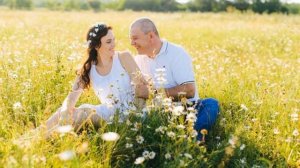 РОМАШКИ ЛЮБИТ- НЕ ЛЮБИТ - автор сл муз исполняет песню- Евгений Руденков