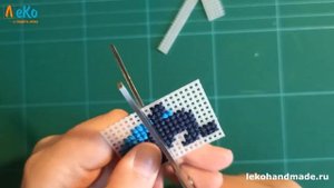 Простоя вышивка на пластиковой канве. Брелок КИТ.