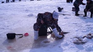 На рыбалке девчонка всех сделала.