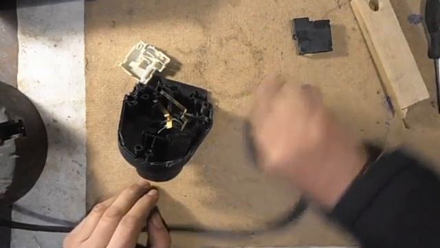 Как высверлить заклепку. Ремонт газонокосилки смотреть онлайн