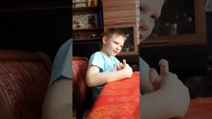 Мальчик учит стих 3