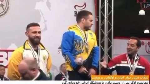 Украинский пауэрлифтер демонстративно не пожал руку иранскому спортсмену