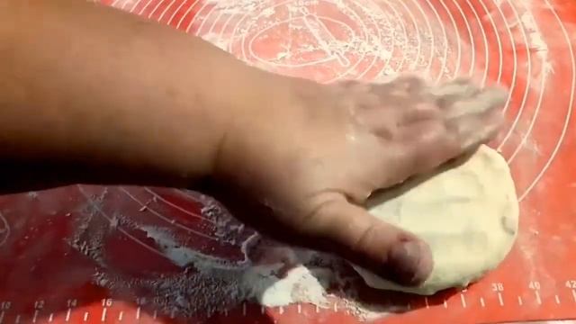 Слоёная Катлама с дрожжевого теста на сковороде с колбасой и сыром Янтарь