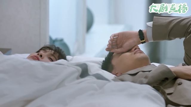 🍑灰姑娘和暖心總裁睡在一起，霸總親眼看到這幕，心碎了一地！
