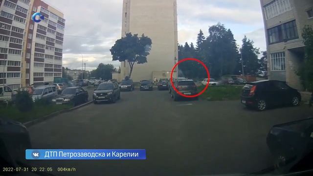 Неизвестный в Петрозаводске запустил фейерверк по автомобилям на парковке смотреть онлайн