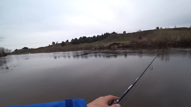 Хороший спиннинг ловит на первой рыбалке. Рыбалка на реке 2021 смотреть онлайн