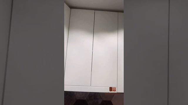 Угловая кухня в хрущевке с посудомойкой и встроенным холодильником смотреть онлайн