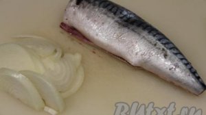Скумбрия, жаренная с луком на сковороде