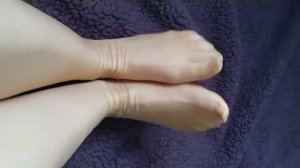 Ннежные стройные ножки в тонких чулках!
