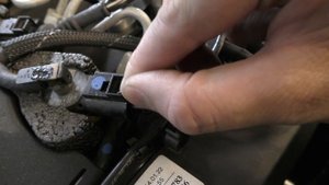 How To Remove D Clip Electrical Connector Unclip VAG Audi VW Seat Skoda