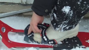 How to properly wear snowshoes