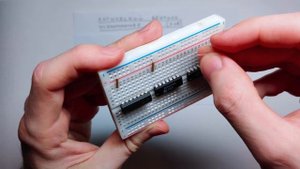 Вентиль Исключающее ИЛИ (XOR) - объяснение принципа работы и пример на макетной плате