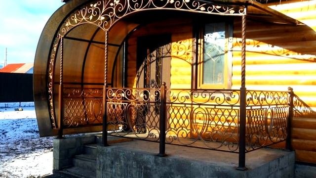 Красивый кованый навес над крыльцом и входной дверью, перила, крыша из поликарбоната, ковка в Днепр