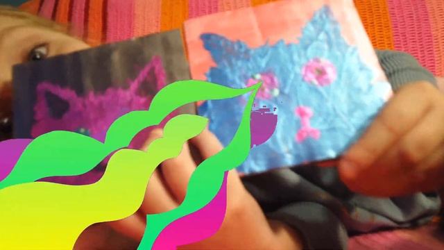 Настя и папа рисуют котика зубной щёткой акриловыми красками и делают сердечко из мятой бумаги. смотреть онлайн