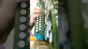 А в таверне тихо плачет скрипка,на гармони.