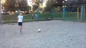 Как научиться правильно бить мяч в ворота?